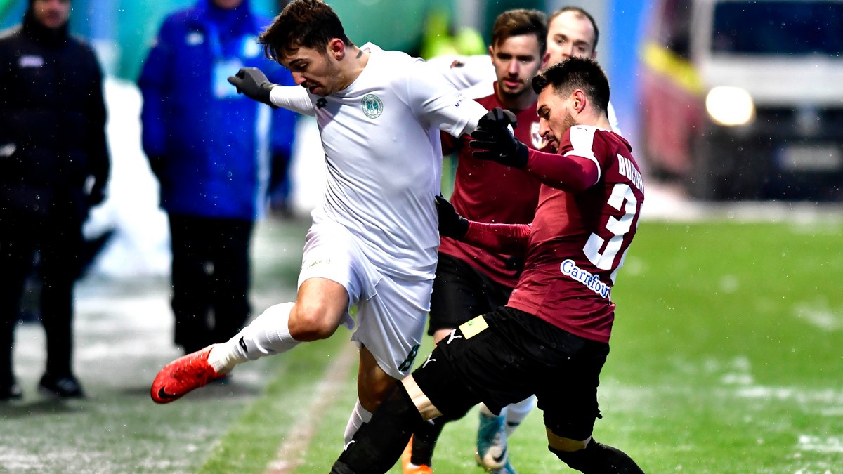 Concordia Chiajna - FC Voluntari: Razvan Gradinaru si Bogdan Bucurica in meciul de fotbal dintre Concordia Chiajna si FC Voluntari, contand pentru Liga 1 Betano, desfasurat pe Stadionul comunal Concordia din Chiajna, marti 27 februarie 2018. © FOTO Razvan Pasarica/SPORT PICTURES