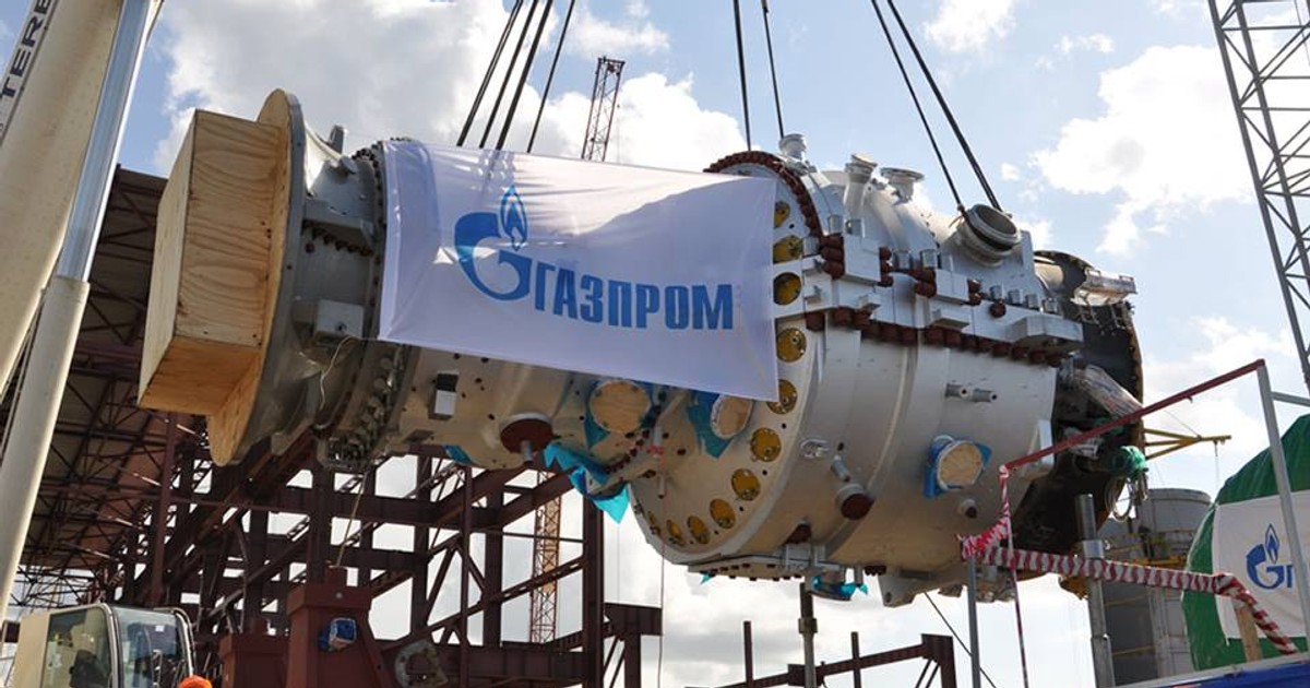 Posibil acord între UE şi Gazprom, privind investigația pe tema concurenței. Imagine cu un utilaj Gazprom, transportat d eo macar, pe care este afișat numele companiei, în limba rusă