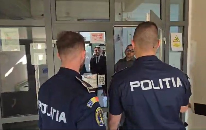 Jurnaliști sechestrați pe un hol în sediul CJ Prahova în timpul lansării candidaturii lui Iulian Dumitrescu pentru funcția de șef al Consiliului Județean | VIDEO