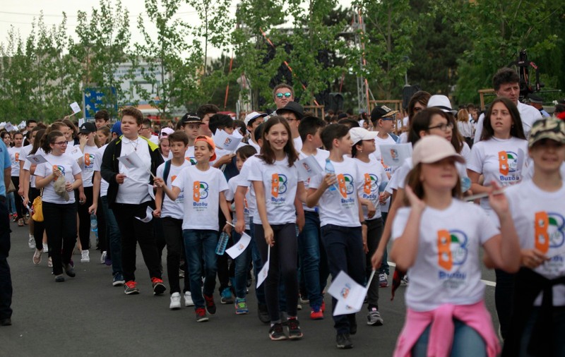 FOTOREPORTAJ: Peste 10.000 de oameni, la Buzău, de Ziua Eroilor. Jumătate au fost elevi aduși de profesori