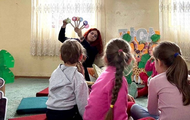 „Am suferit de sindromul impostorului cu diplomă”. O educatoare îl invită pe ministrul Educației într-o grădiniță de la sat, unde copiii învață la sobă și folosesc toaleta turcească 