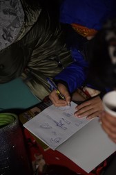”Mitraliere, pistoale și gloanțe”. Desen pe un caiet de matematică. Vama Siret, 27 februarie, 2022. Autor: un copil ucrainean refugiat în România, din calea războiului lui Putin | Foto: Alex Nicodim