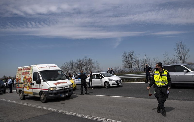 Polițiștii bulgari au găsit 61 de migranți într-un camion abandonat în orașul Burgas