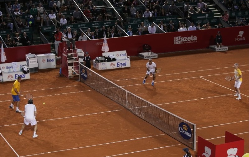 SHOW LA TENIS! Ilie Năstase şi...Silvia i-au ţinut piept lui McEnroe într-un super demonstrativ | FOTO
