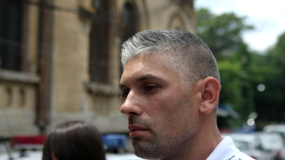 Primul gest al lui Răzvan Ştefănescu, şoferul maşinii cu număr anti-PSD, după ce și-a recuperat permisul. Bărbatul vine cu mașina în Piața Victoriei