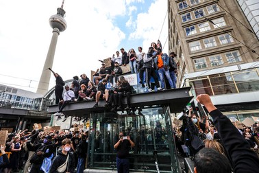 Imagine surprinsă astăzi, 6 iunie, în Alexanderplatz din Berlin. Foto: EPA