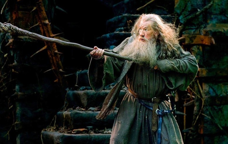 Ian Mckellen îl interpretează pe vrăjitorul Gandalf în trilogiile Stăpânul Inelelor și Hobbitul. Foto: Profimedia