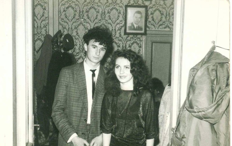 ÎL RECUNOȘTI așa slab și tras la față? Acum este unul dintre cei mai tari JURNALIȘTI! FOTO
