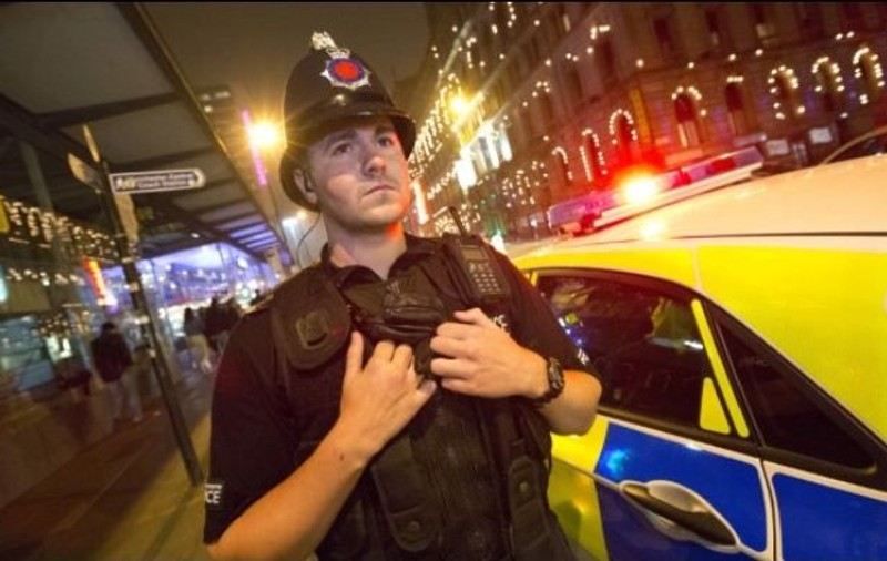 Patru români au primit peste 25 de ani de închisoare în Marea Britanie, fiind acuzați de exploatare sexuală și violarea a trei minore din Manchester
