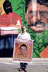 Tatăl lui Christian Alfonso Rodri­guez Telumbre, Clemente Rodriguez, cu un afiș cu chipul fiului său. Foto: HEPTA