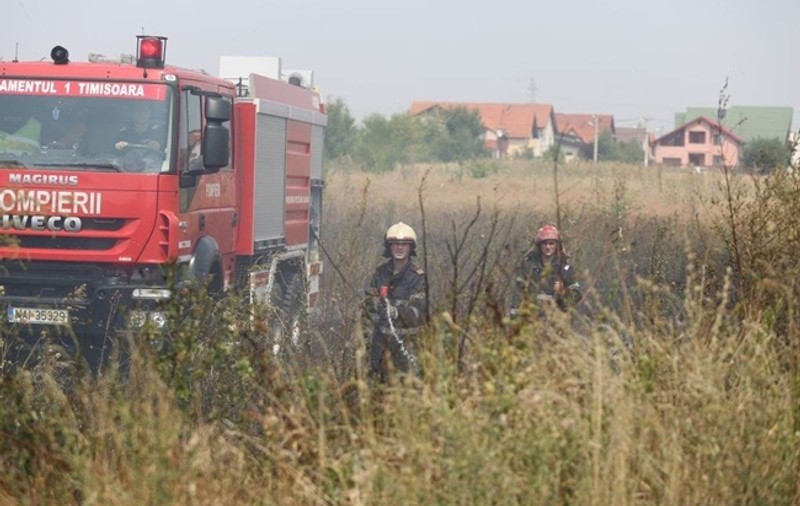 Pompier călcat de mașina de intervenție la un incendiu, în Timiș
