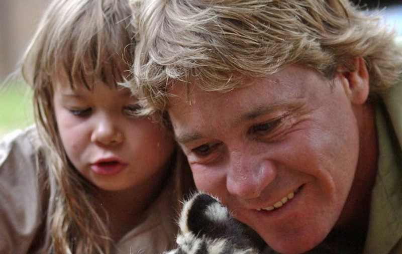 Ţi-o mai aminteşti pe micuţa Bindi, fetiţa vânătorului de crocodili Steve Irwin? Vezi ce MĂRTURISIRI EMOŢIONANTE a făcut în legătură cu tatăl său! FOTO