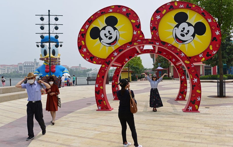 Disneyland Shanghai, redeschis după trei luni de pauză. Cum au fost întâmpinați oamenii