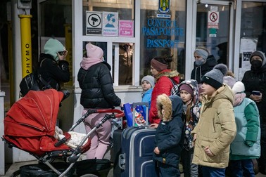 Mame ucrainence și copiii lor, în Vama Siret