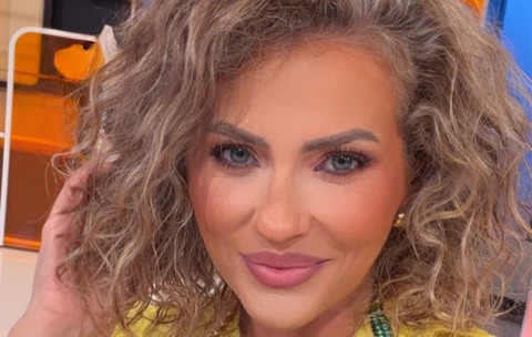 Raiul pe pământ! Cum arată casa cu 5 camere a Mirelei Vaida: Living cu perete de sticlă spre pădure și piscină de 30.000 € [27 FOTO]