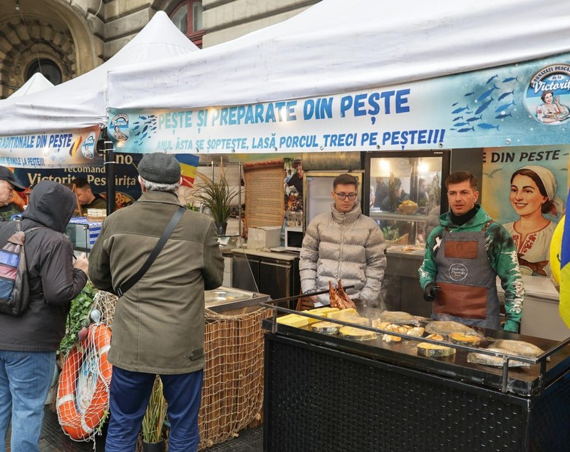 Borș pescăresc și mici din pește sub privirile bucureștenilor. Cât a ajuns să coste un kilogram de cozonac la târgul pescăresc de Florii