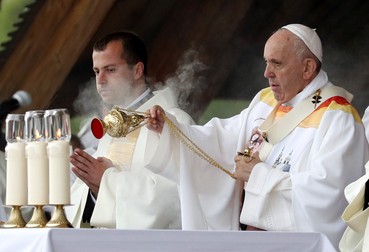 Veșmintele pe care Papa Francisc le-a purtat la Şumuleu Ciuc