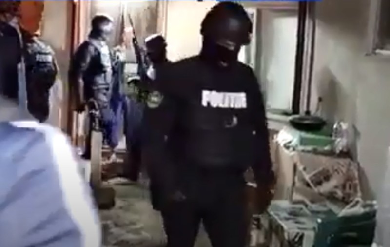 17 hoți care se dădeau polițiști și făceau „percheziții”, luați pe sus cu mascații. La cât se ridică prejudiciul