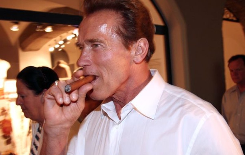 Arnold Schwarzenegger, amendat pentru că a fumat în două aeroporturi din Austria