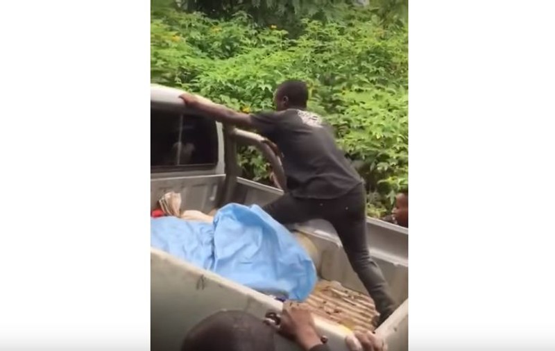 VIDEO | Momentul în care un bărbat încearcă să împingă o camionetă... suit în portbagaj