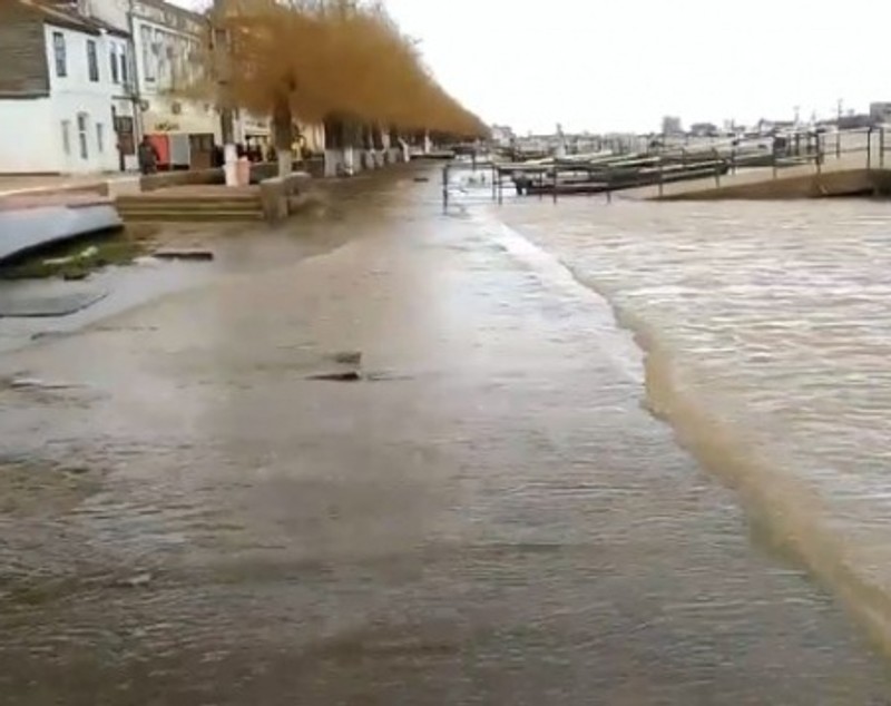 Inundații în Sulina. Dunărea s-a revărsat într-un cartier de locuințe / FOTO&VIDEO