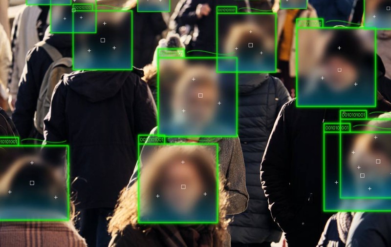 Clienți umiliți în magazine după ce camerele cu inteligență artificială i-au făcut hoți, în Marea Britanie: „M-am simțit vinovat până am dovedit că sunt nevinovat”