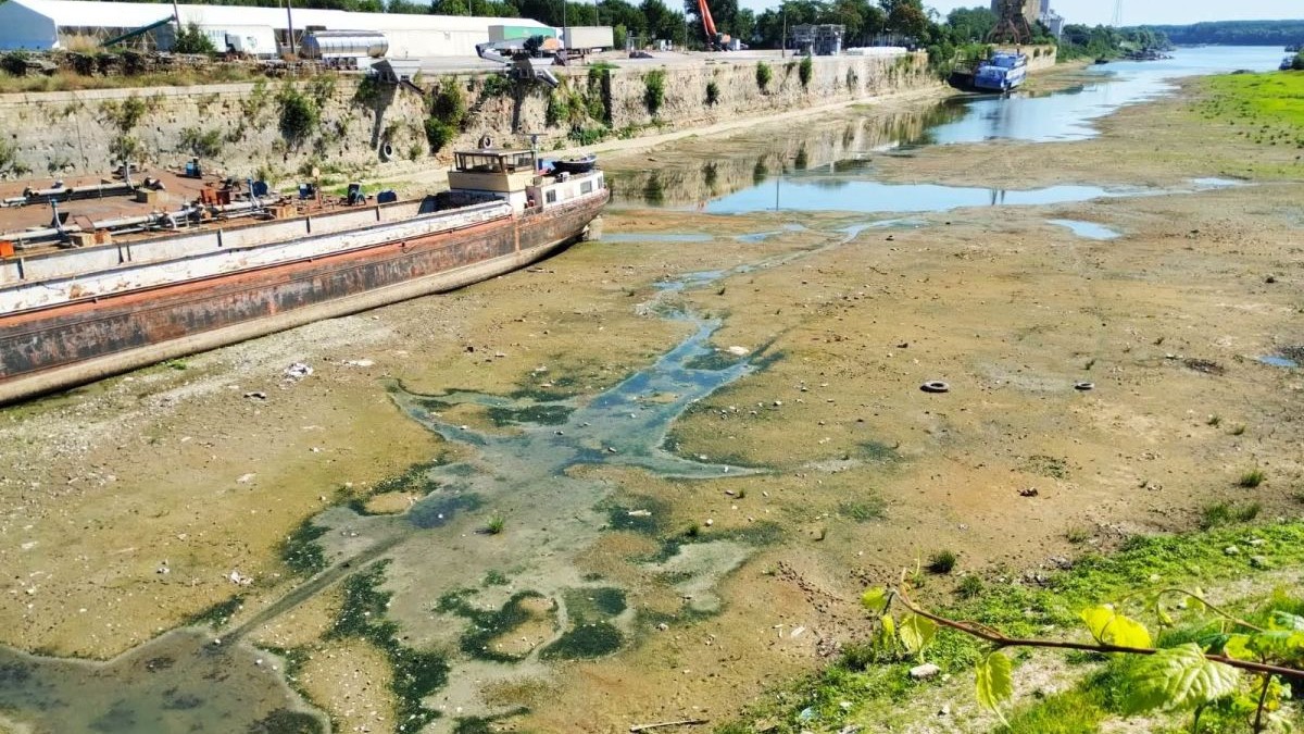Dunărea aproape secată cu o navă veche eșuată la mal, în Giurgiu, 30 iulie 2026