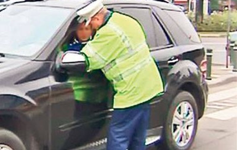 Incredibil! Polițist în stare gravă, după ce a fost mușcat de un șofer, în Capitală
