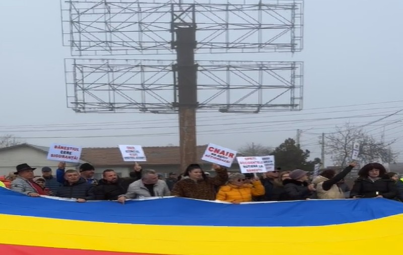 Protest pe DN1 între Ploiești și Câmpina, locuitorii unei comune își riscă viața zilnic: „Prea multe persoane au murit pe trecerea de pietoni” | VIDEO