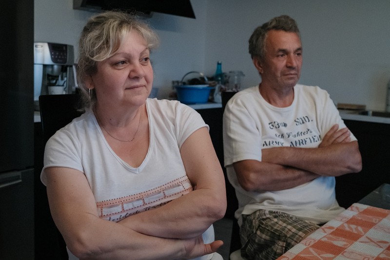 Maria și Dorel în bucătăria casei lor din Frederikshavn, Danemarca