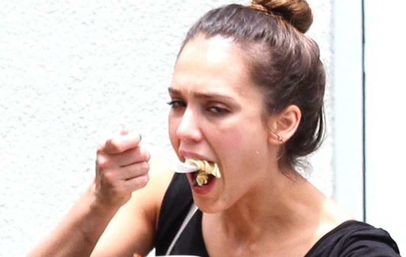 Gura maaaare, mănâncă Jessica Alba! | FOTO