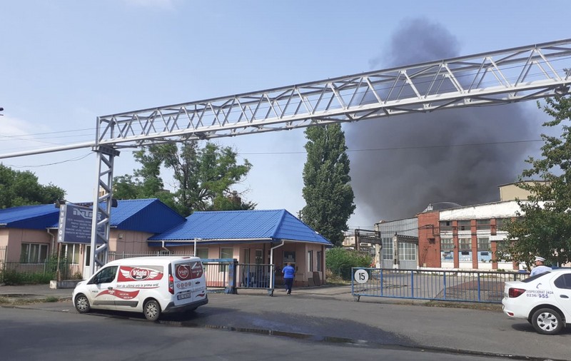 Incendiu cu degajare mare de fum la o hală industrială din Galați. Ard materiale plastice