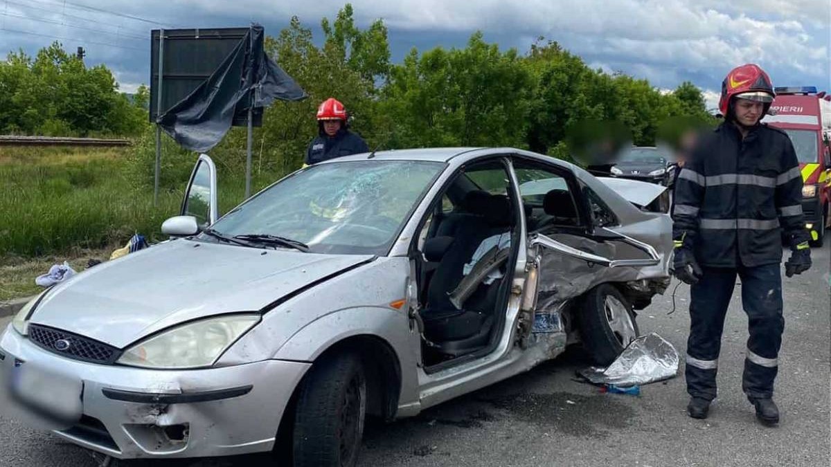 Una dintre mașinile implicate în accidentul cumplit din județul Cluj, complet distrusă, în tip ce este verificată de pompieri și echipajele de intervenție