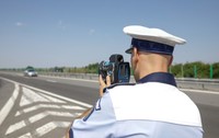 Autostrada 2 București - Constanța, România - 10 august 2021: Un agent al Poliției Rutiere din România folosește un radar de viteză.