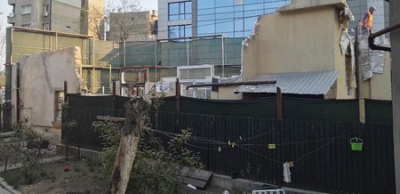Clara Aruștei spune că proprietarii noului bloc au luat o bucată din grădina ei | Fotografie din arhiva personală a fiicei scriitorului Cezar Ivănescu