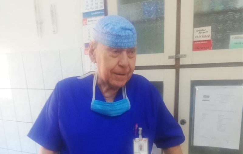 Lecție de viață de la un medic octogenar din Gorj: ”Nu m-am gândit să plec din spital”