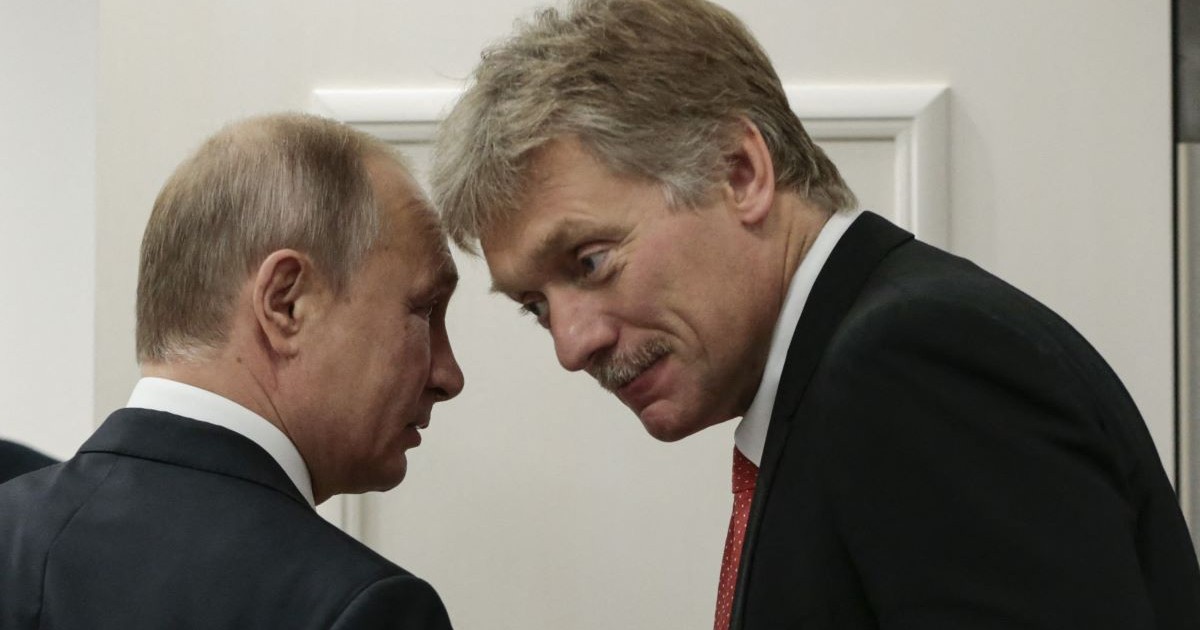 Dmitri Peskov (dreapta), alături de Vladimir Putin Foto: Hepta