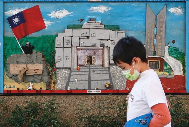Un copil din Taipei, surprins în ianuarie 2021, momentul în care autoritățile au impus noi restricții din cauza COVID-19 | Foto: Hepta