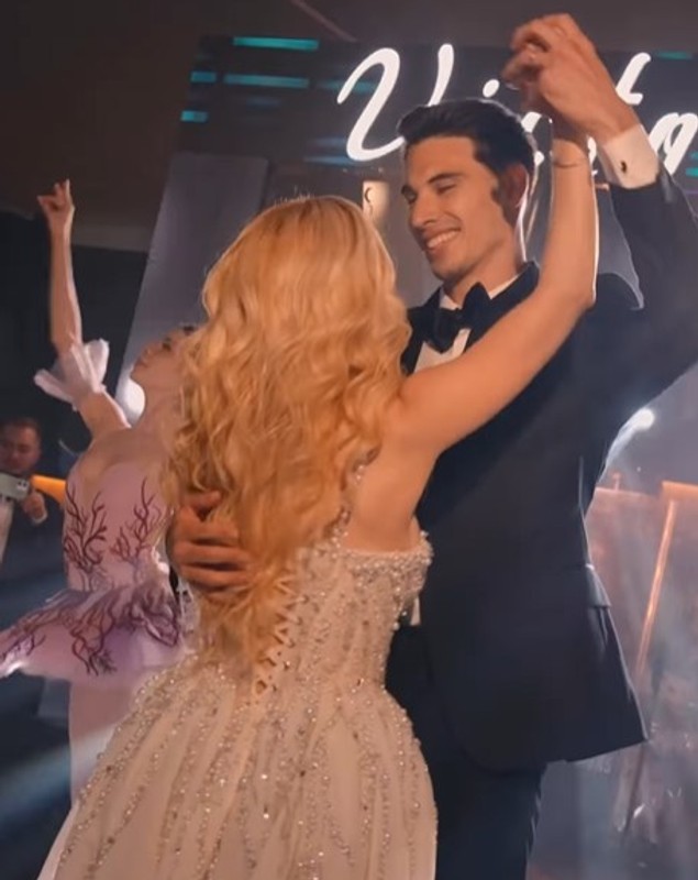 Cum arată cele patru rochii de mireasă purtate de Andreea Bălan la nunta cu Victor Cornea. Apariția de la miezul nopții i-a lăsat fără cuvinte pe invitați