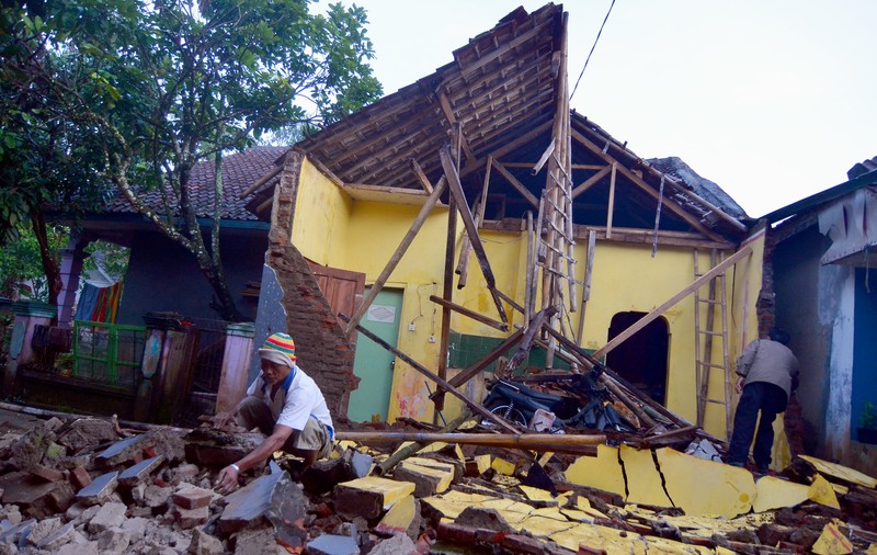 FOTO | Cutremur cu magnitudinea 6,5, în Indonezia. Mai multe persoane au murit