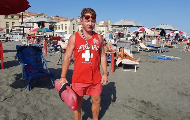 Un salvamar român din Italia a devenit erou după ce a salvat un băiat de la înec. “Mulțumim, i-ai dăruit o a doua viață”