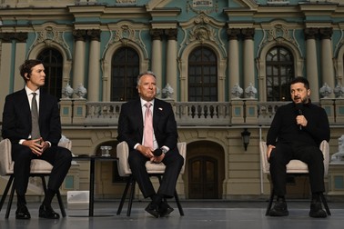 Conferință de presă cu Volodimir Zelenski (dreapta), Steve Witkoff (centru) și Jared Kushner (stânga) Foto: Profimedia