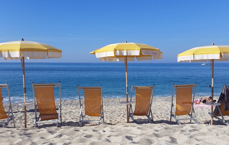 Investigație internațională. Pentru mii de tineri, joburile de vară „cu gust de vacanță” se transformă într-un coșmar în hoteluri grecești de lux (II)