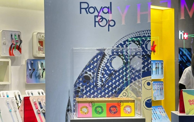 Cum arată Royal Pop, ceasul „ieftin de lux” lansat de Swatch și inspirat de Audemars Piguet Royal Oak, pentru care se va sta la cozi uriașe în toată lumea