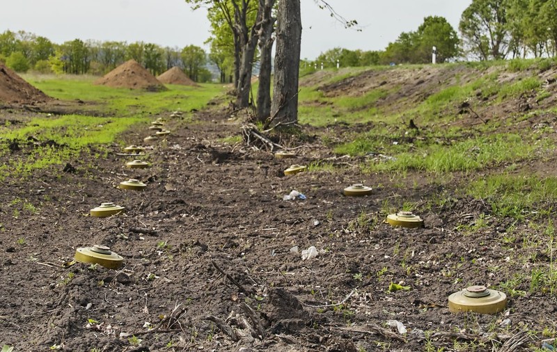 Pentru a se întoarce acasă, civilii ucraineni învață o nouă abilitate: detectarea minelor plantate de ruși
