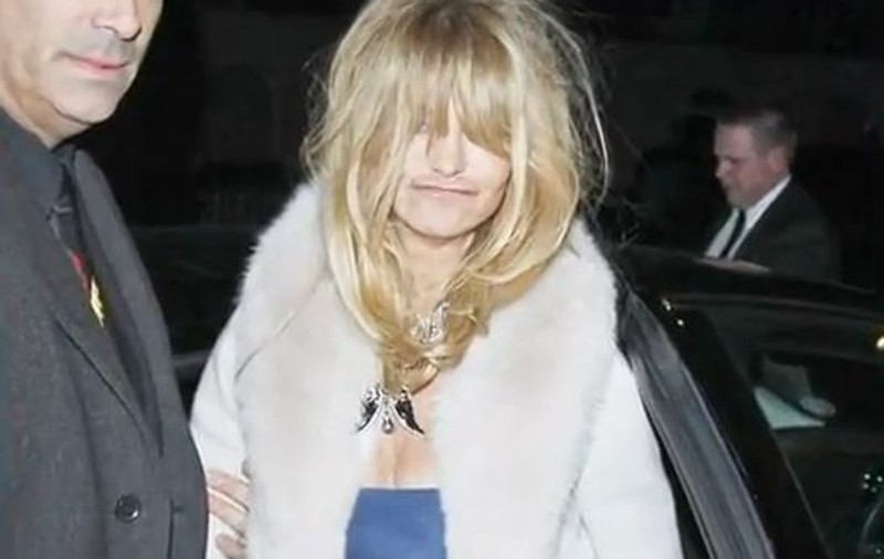 A îmbătrânit degeaba! Goldie Hawn, beată moartă în Londra! VIDEO