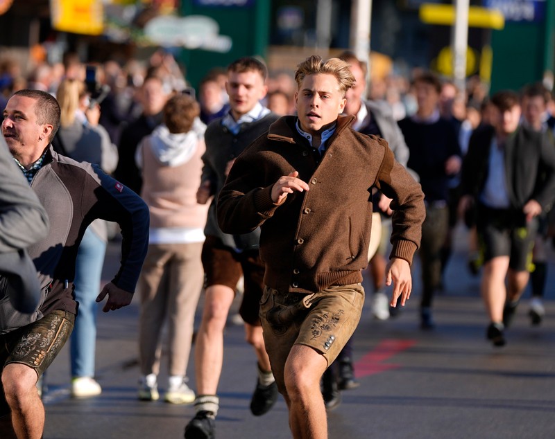 Mii de oameni au rupt-o la fugă spre berării, când s-au deschis porțile Oktoberfest 2024, la München | VIDEO
