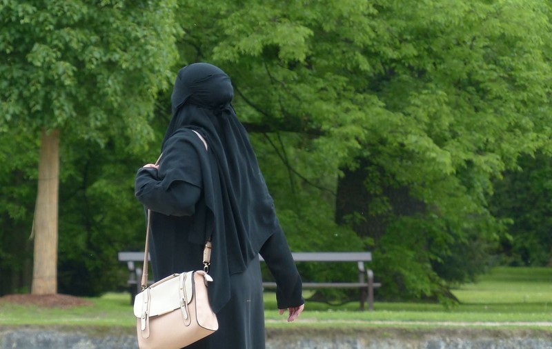 Vălul islamic ar putea fi interzis total în Germania