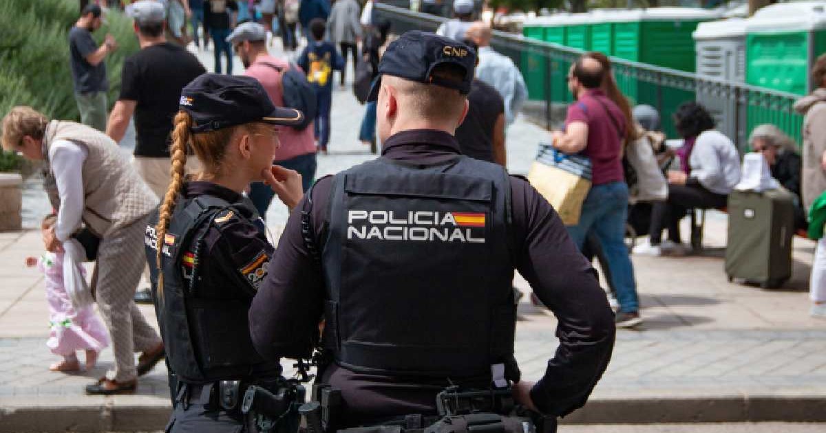 Doi polițiști spanioli în timpul unei discuțiii