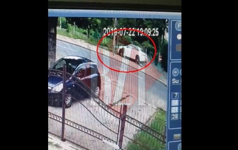 VIDEO | Un șofer beat s-a înfipt cu bolidul într-un stâlp. Un copil a scăpat miraculos cu viață